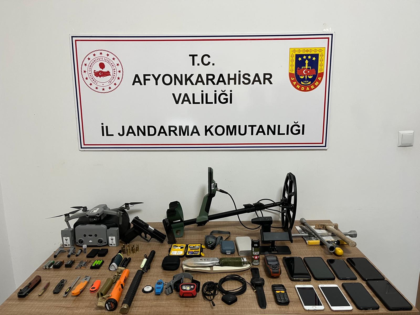 Afyonkarahisar’ın Emirdağ ilçesinde kaçak kazı yapan 7 şüpheli, jandarmaya yakalandı.