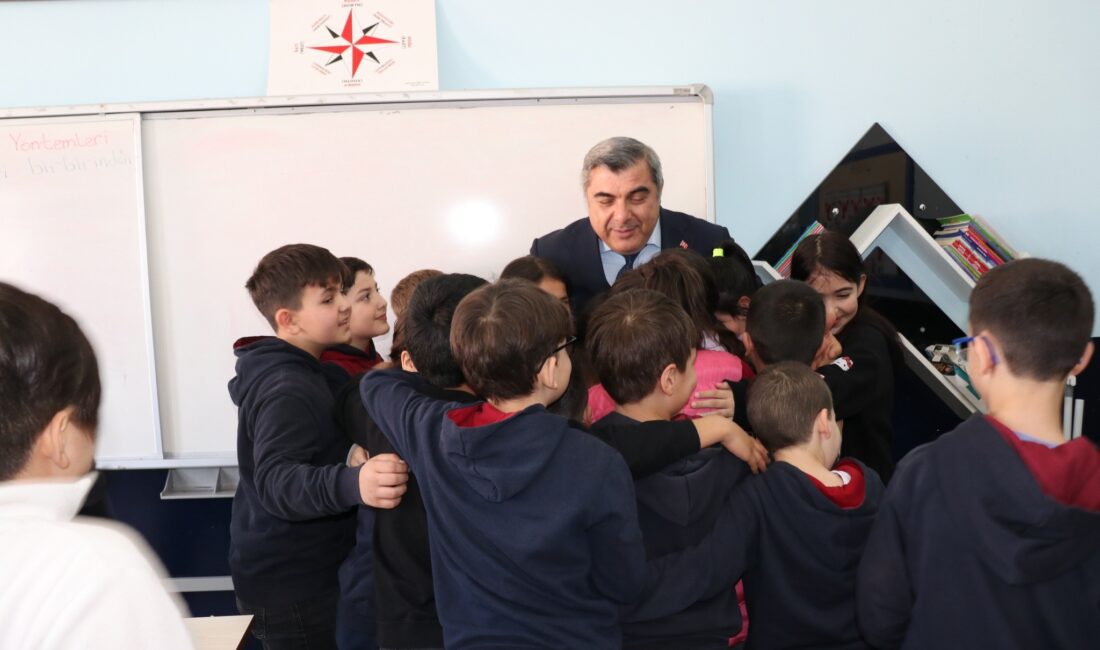 Öğrencilerle bir araya gelen İl Milli Eğitim Müdürü Miraç Sünnetci,