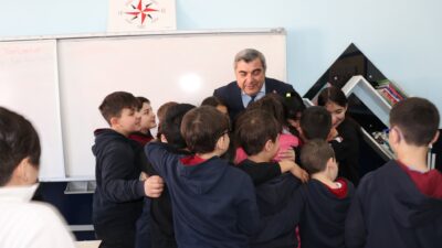 Öğrencilerle bir araya gelen İl Milli Eğitim Müdürü Miraç Sünnetci,
