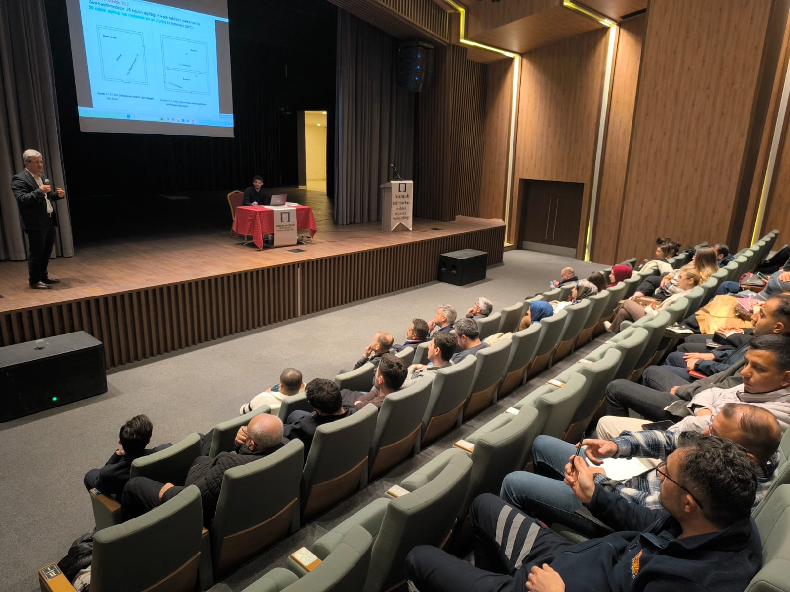 Belediye ve Mimarlar Odası iş birliğiyle Isparta’da düzenlenen yangın yönetmeliği