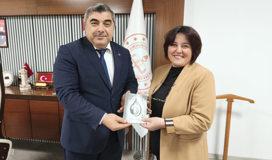 Afyonkarahisar Mareşal Fevzi Çakmak Ortaokulu idareci ve öğretmenleri İl Milli