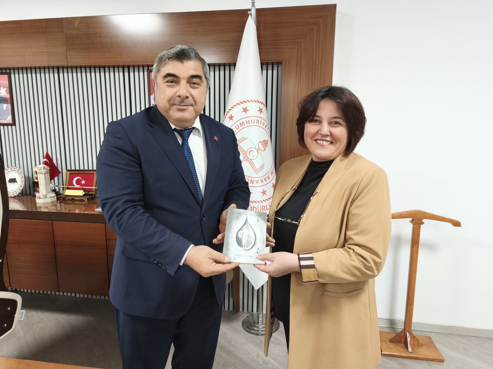 Afyonkarahisar Mareşal Fevzi Çakmak Ortaokulu idareci ve öğretmenleri İl Milli