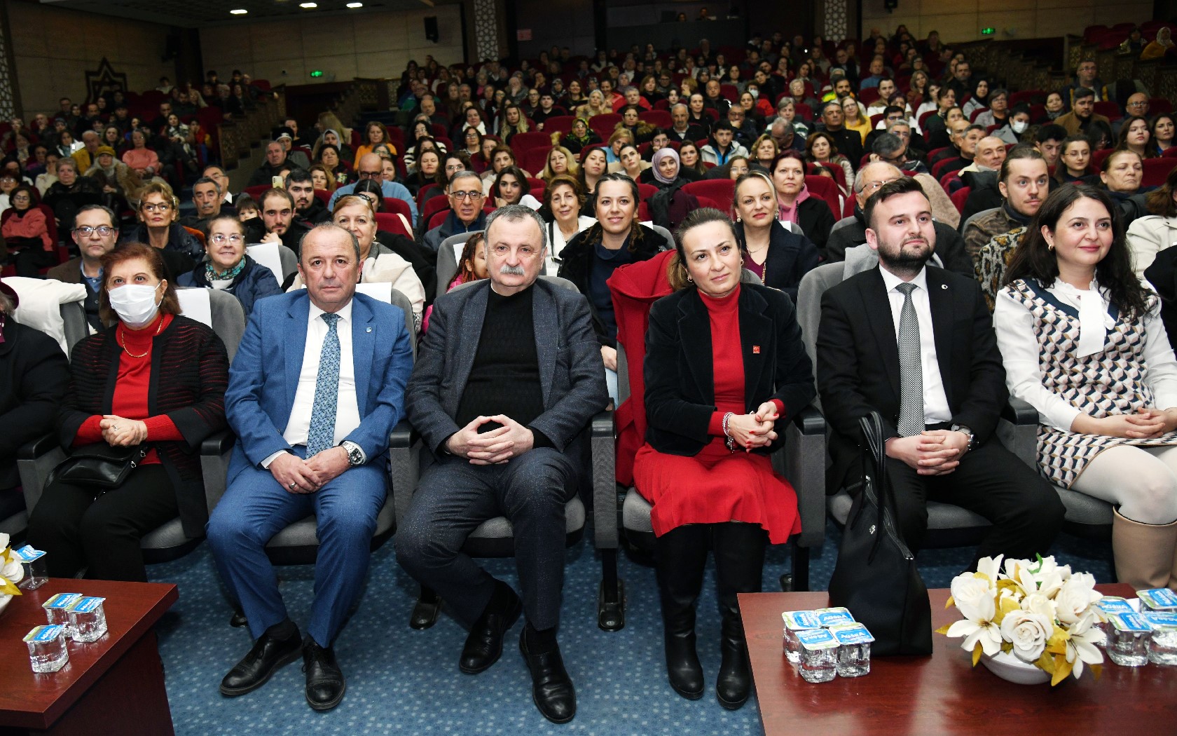 Yunusemre Belediyesi’nin katkılarıyla gönüllü solistlerden oluşan Yunusemre Belediyesi Türk Sanat