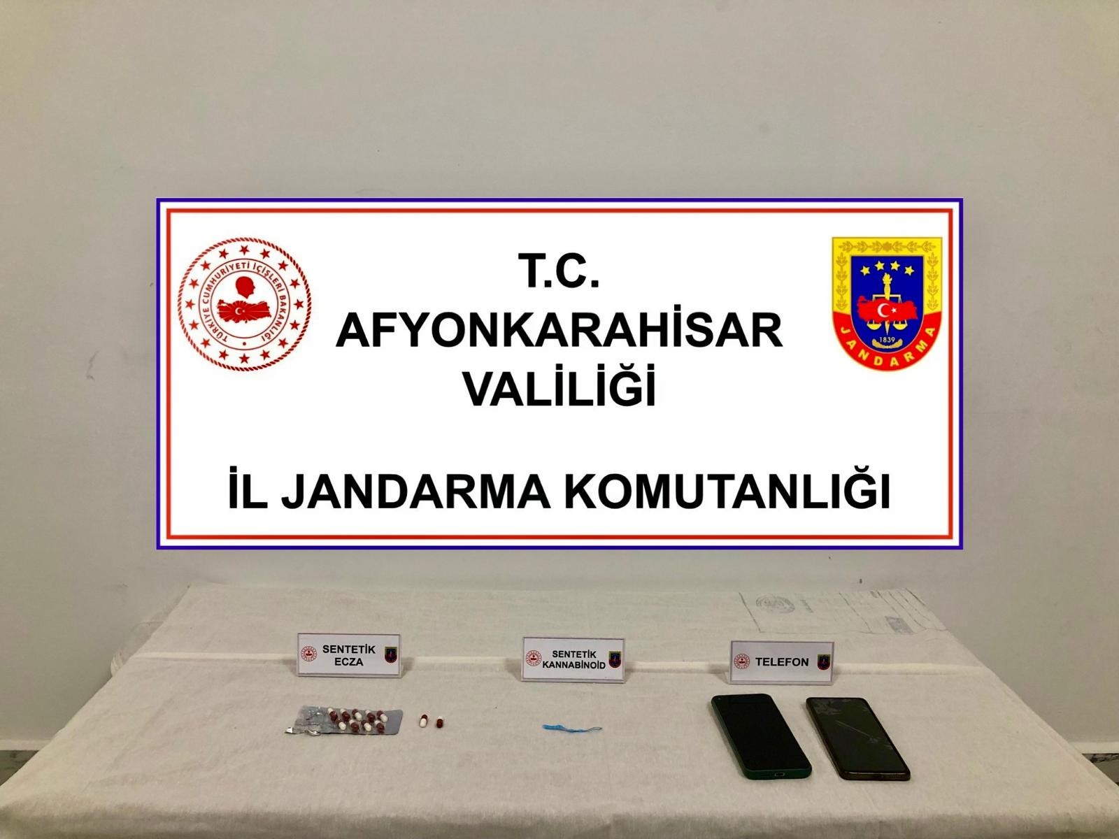 Afyonkarahisar'da jandarma tarafından şüphe üzerine durdurulan bir araçta uyuşturucu maddeler