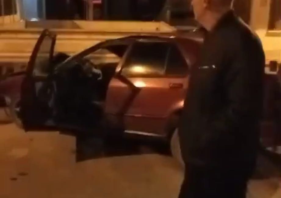 Afyonkarahisar’da 3 araca çarpan sürücü kaçtı Afyonkarahisar’da bir sürücü, park halindeki biri kamyonet 3 araca çarptıktan
