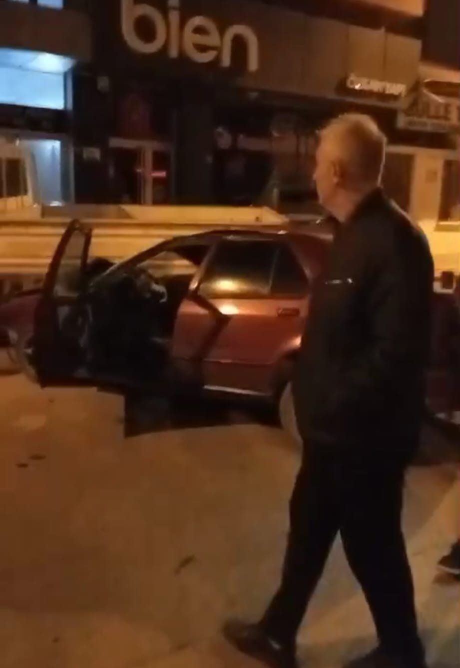 Afyonkarahisar’da bir sürücü, park halindeki biri kamyonet 3 araca çarptıktan