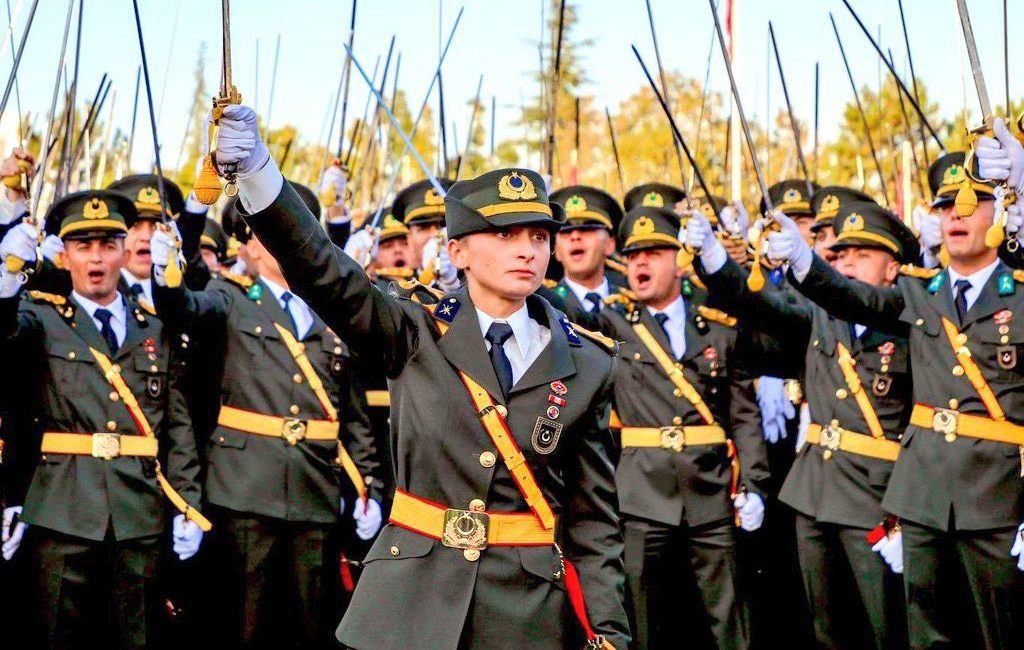 “Atatürkçü Teğmenler Onurumuzdur” Türk Silahlı Kuvvetleri’nden ihraç edilen teğmenler için açıklama yapan CHP’li