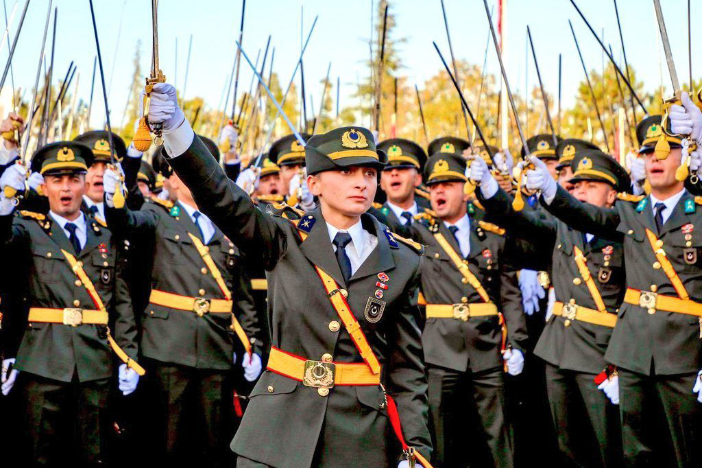 Türk Silahlı Kuvvetleri’nden ihraç edilen teğmenler için açıklama yapan CHP’li