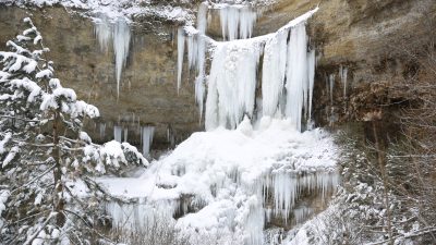 Afyonkarahisar’da hava sıcaklıklarının eksi 5 derecelere kadar düşmesi sonrası birçok