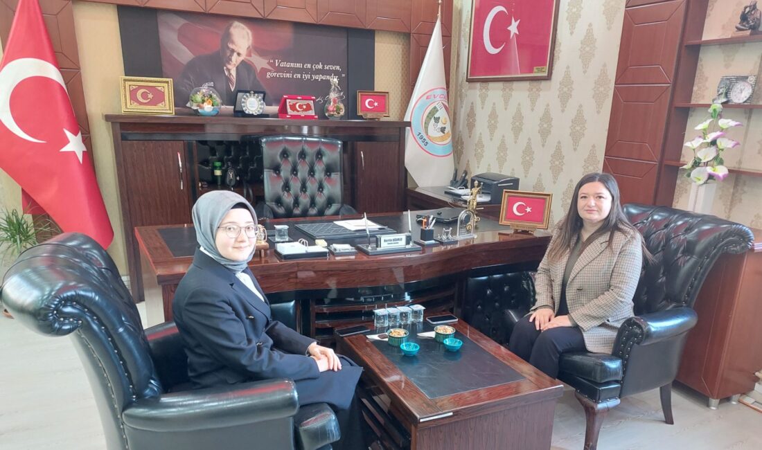 Evciler Kaymakamı Sümeyye Senanur Aykaç, Evciler Belediye Başkanı Berrin Uğurlu’ya