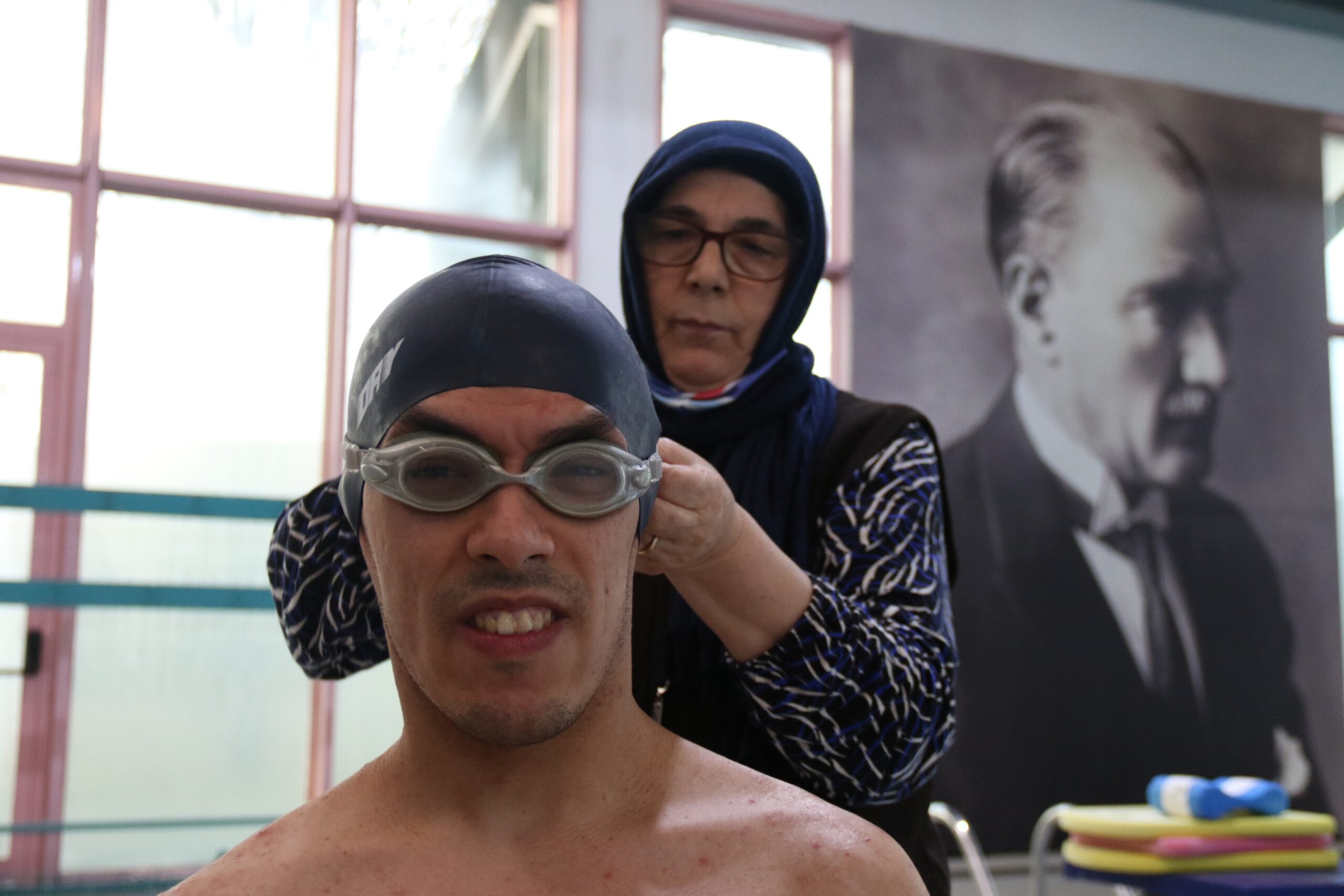 Eskişehir'de yaşayan Nuray Eğilmez, serebral palsi hastası oğlu Mehmet Bakır