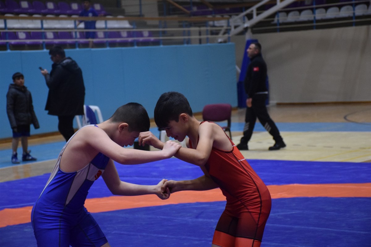 Afyonkarahisar Tınaztepe Spor Salonu'nda düzenlenen Okul Sporları Küçük Erkekler Güreş