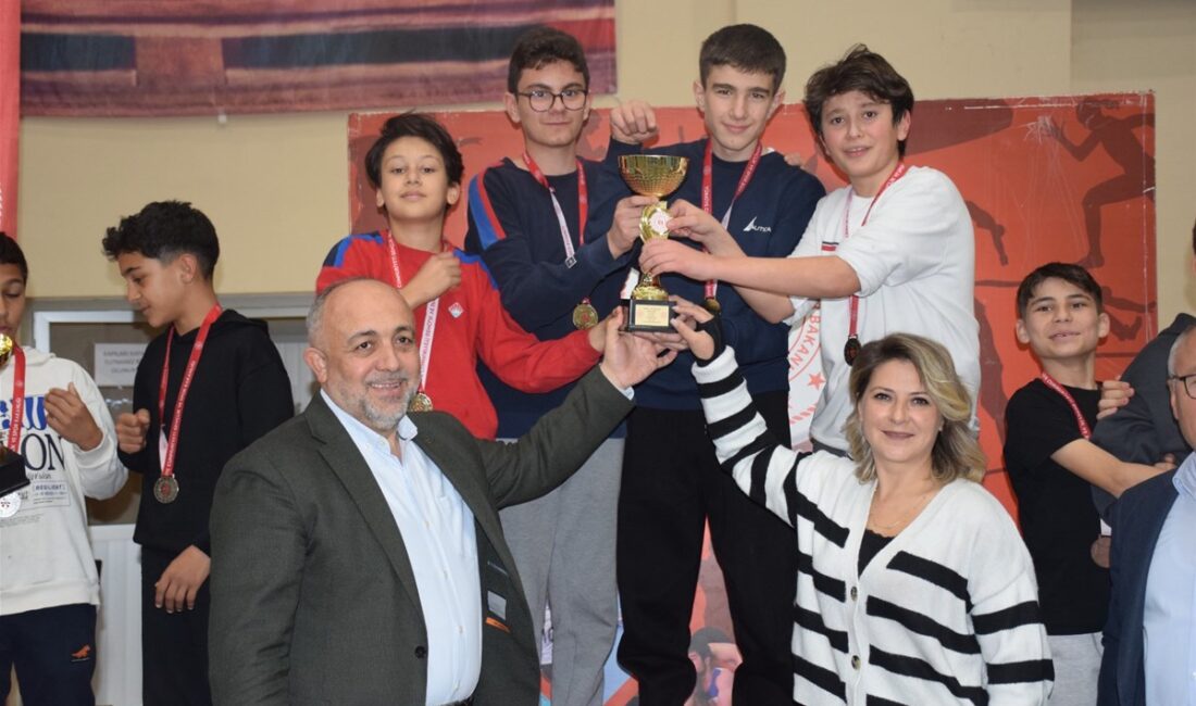 Afyonkarahisar’da düzenlenen Okul Sporları Yıldız Kız-Erkek Tenis Müsabakaları büyük bir