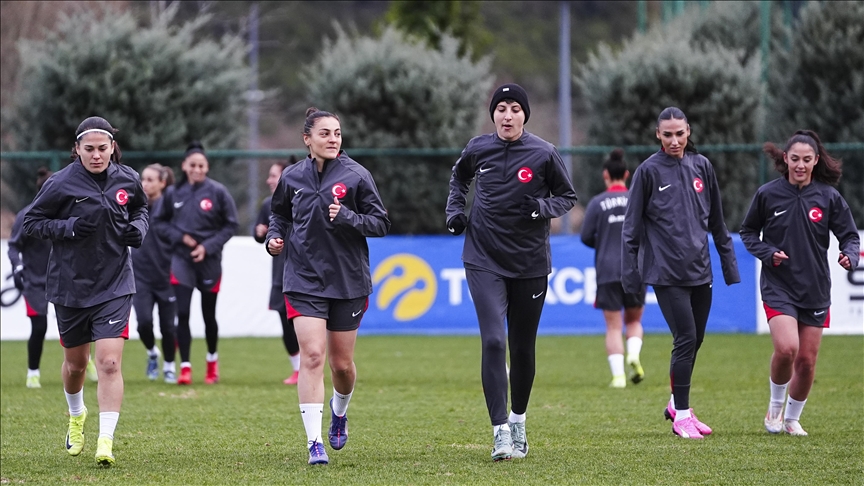 A Milli Kadın Futbol Takımı'nın tecrübeli oyuncuları Ebru Topçu ve