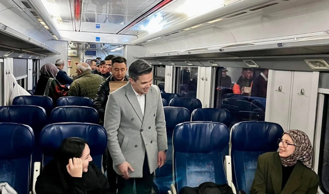 Başkan Çiçek, yolcuları yalnız bırakmadı İzmir’den Isparta’ya hareket eden Güller Ekspres Treni, teknik bir arıza