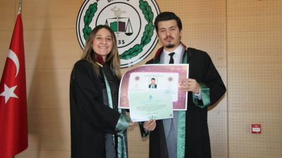 Avukatlık stajını bitirerek ruhsat almaya hak kazanan genç avukatlar Burak