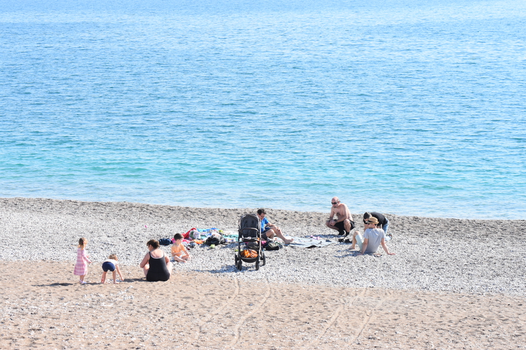 Antalya'da güneşli havayı değerlendirmek isteyen kent sakinleri ve turistler sahillerde