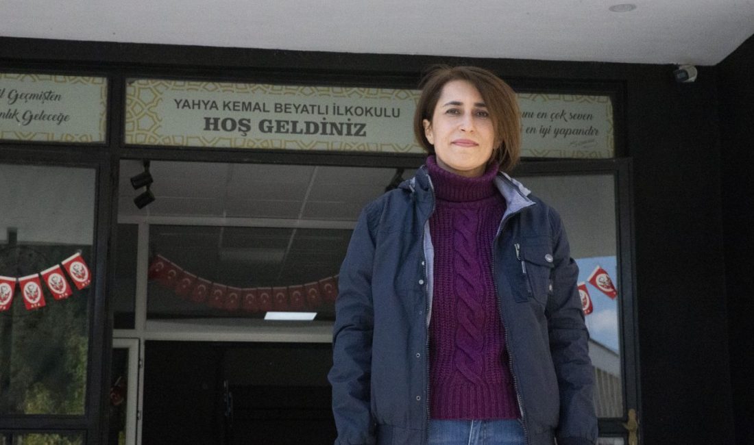 Kahramanmaraş merkezli depremlerden etkilenen Antakya’da bir bölümü yıkılan evinden çıkmayı