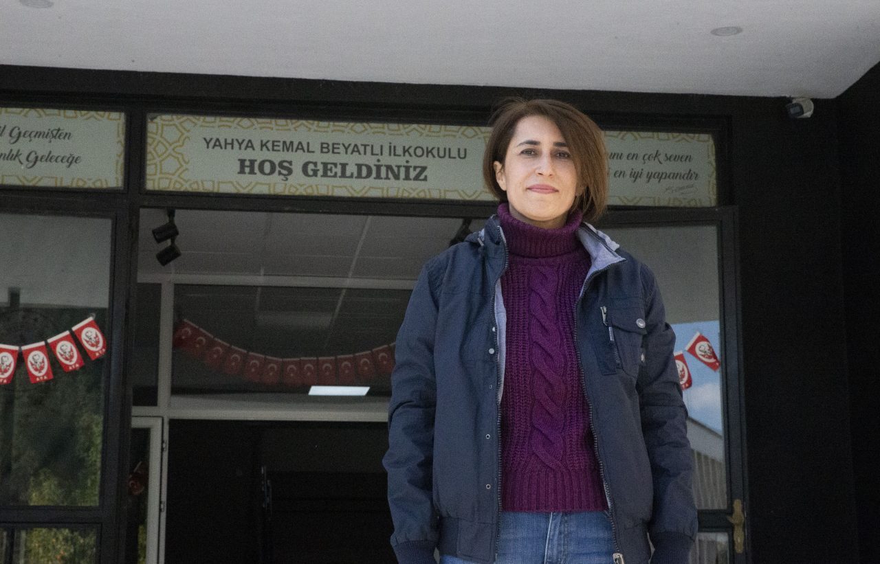 Kahramanmaraş merkezli depremlerden etkilenen Antakya’da bir bölümü yıkılan evinden çıkmayı