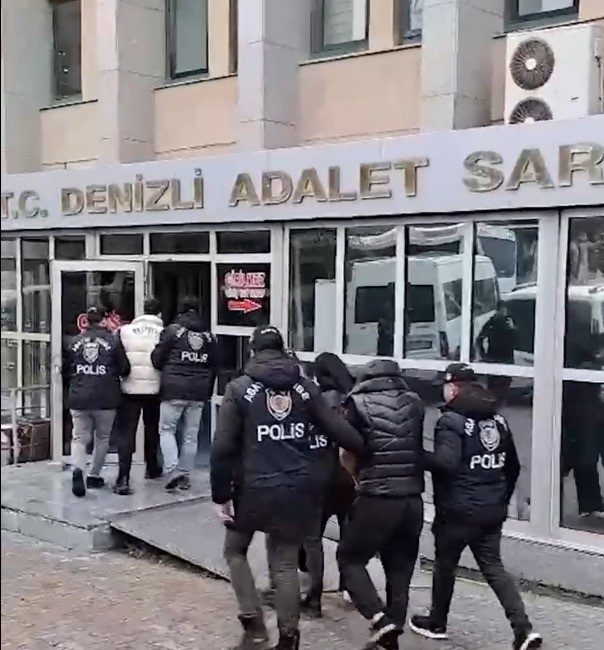 Denizli’de polis ekiplerinin fuhuş yapıldığı iddia edilen apartlara düzenlediği operasyonlarda