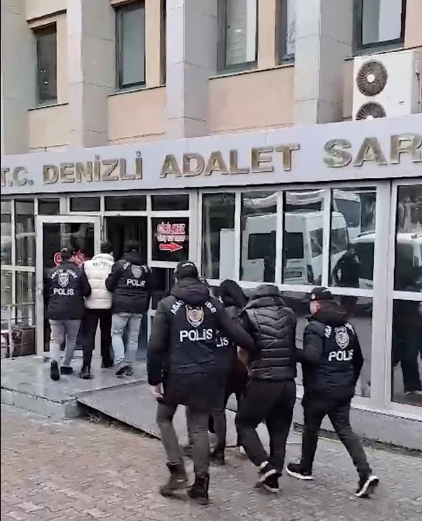 Denizli’de polis ekiplerinin fuhuş yapıldığı iddia edilen apartlara düzenlediği operasyonlarda