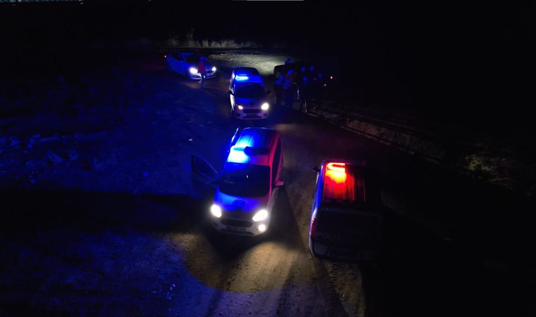 Ankara'nın Polatlı ilçesinde gökyüzünde görülen esrarengiz cisim merak uyandırdı. Göktaşı