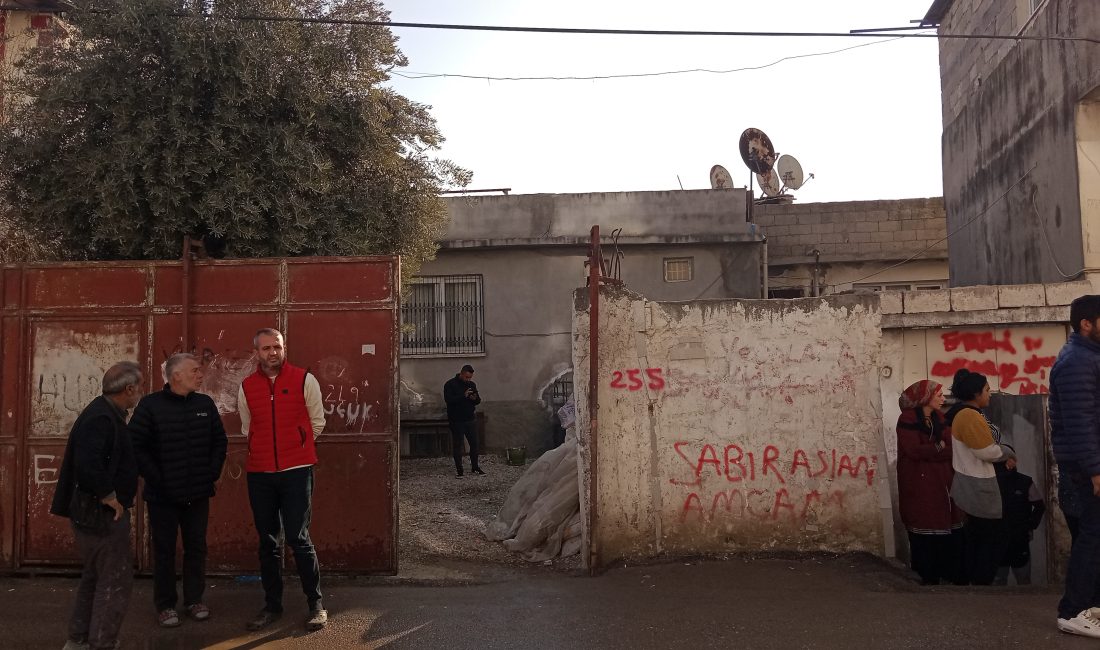 Genç kadın evinde ölü bulundu, kocası gözaltına alındı Adana'da 21 yaşındaki genç kadın, eşiyle yaşadığı evin içerisinde af