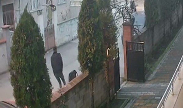  Bursa'nın İnegöl ilçesinde sokakta sohbet eden kızların yanından geçerken motosiklet