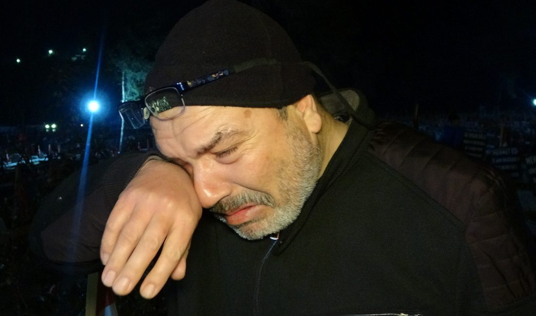Kahramanmaraş depreminin ikinci yıl dönümünde afette yakınlarını kaybedenler kaybettikleri yakınlarının mezarı