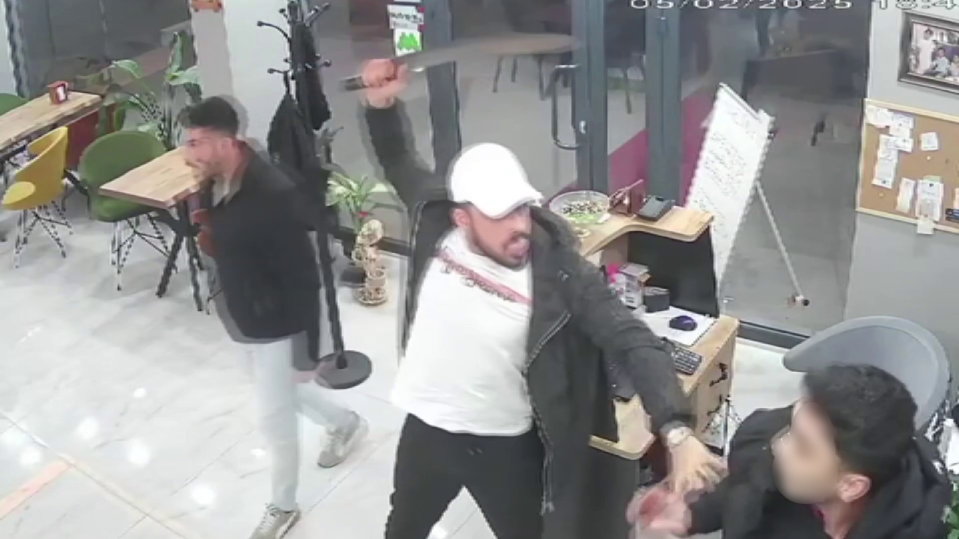 İstanbul Büyükçekmece’de lokanta işletmecisinin caddede “Hızlı gitmeyin” diyerek uyarıp tartıştığı