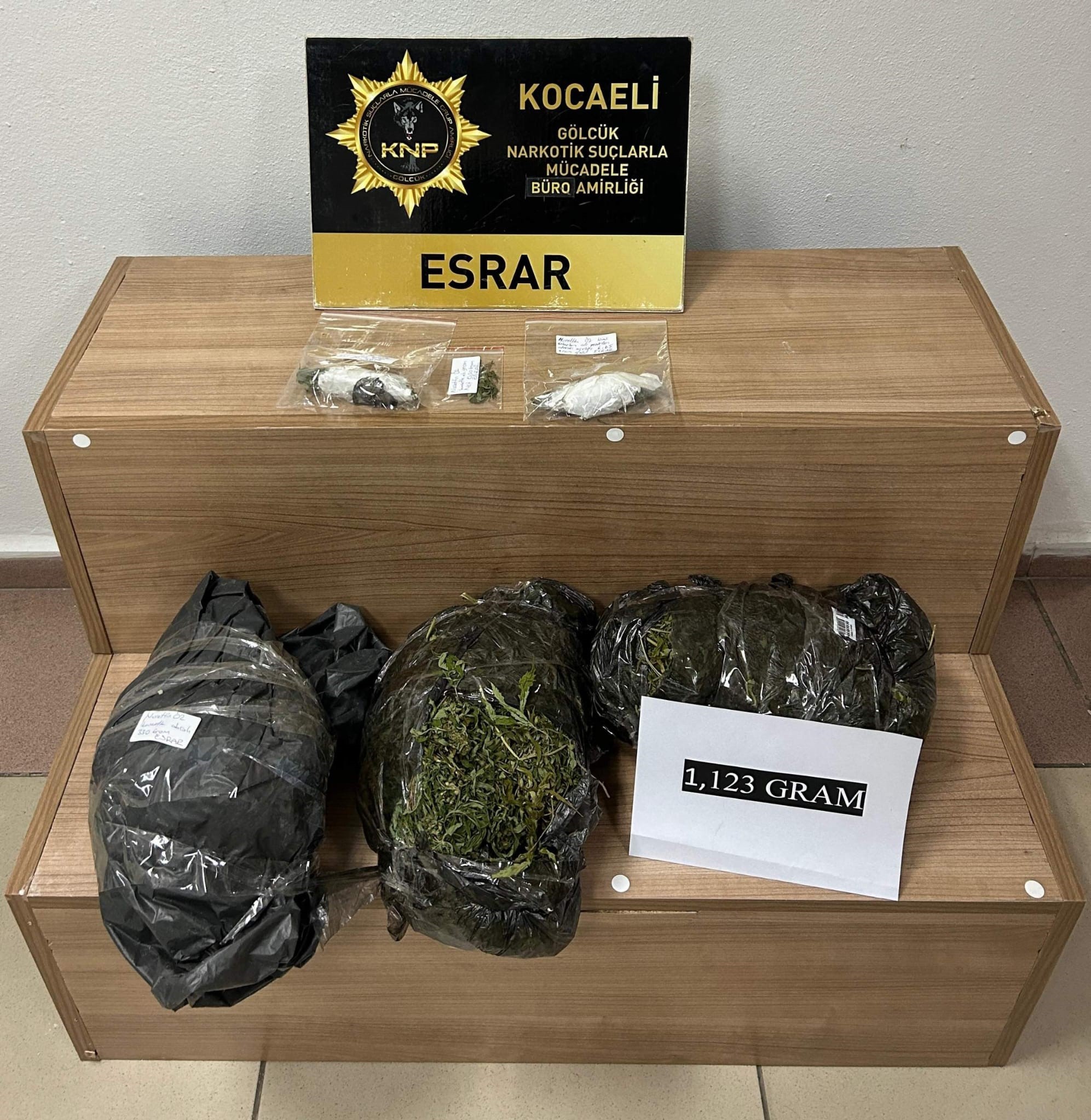 Kocaeli'nin Gölcük ilçesinde düzenlenen operasyonda 1 kilo 123 gram esrar