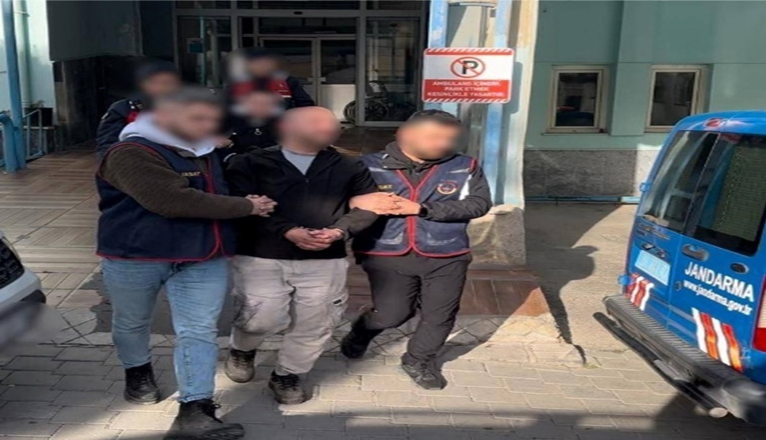 Denizli’de jandarma ekiplerinin aranan şahıslara yönelik gerçekleştirdiği başarılı operasyonlarda ülke