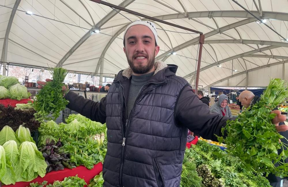 Gazetecilik bölümünü bitirdi pazarcı oldu Amasya Üniversitesi Merzifon Meslek Yüksekokulu Gazetecilik ve Habercilik Bölümünden 2019'da