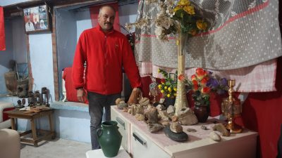 Hatay'ın Yayladağı ilçesinde çobanlık yapan Mehmet Kızgın, 8 yıldır dağlarda