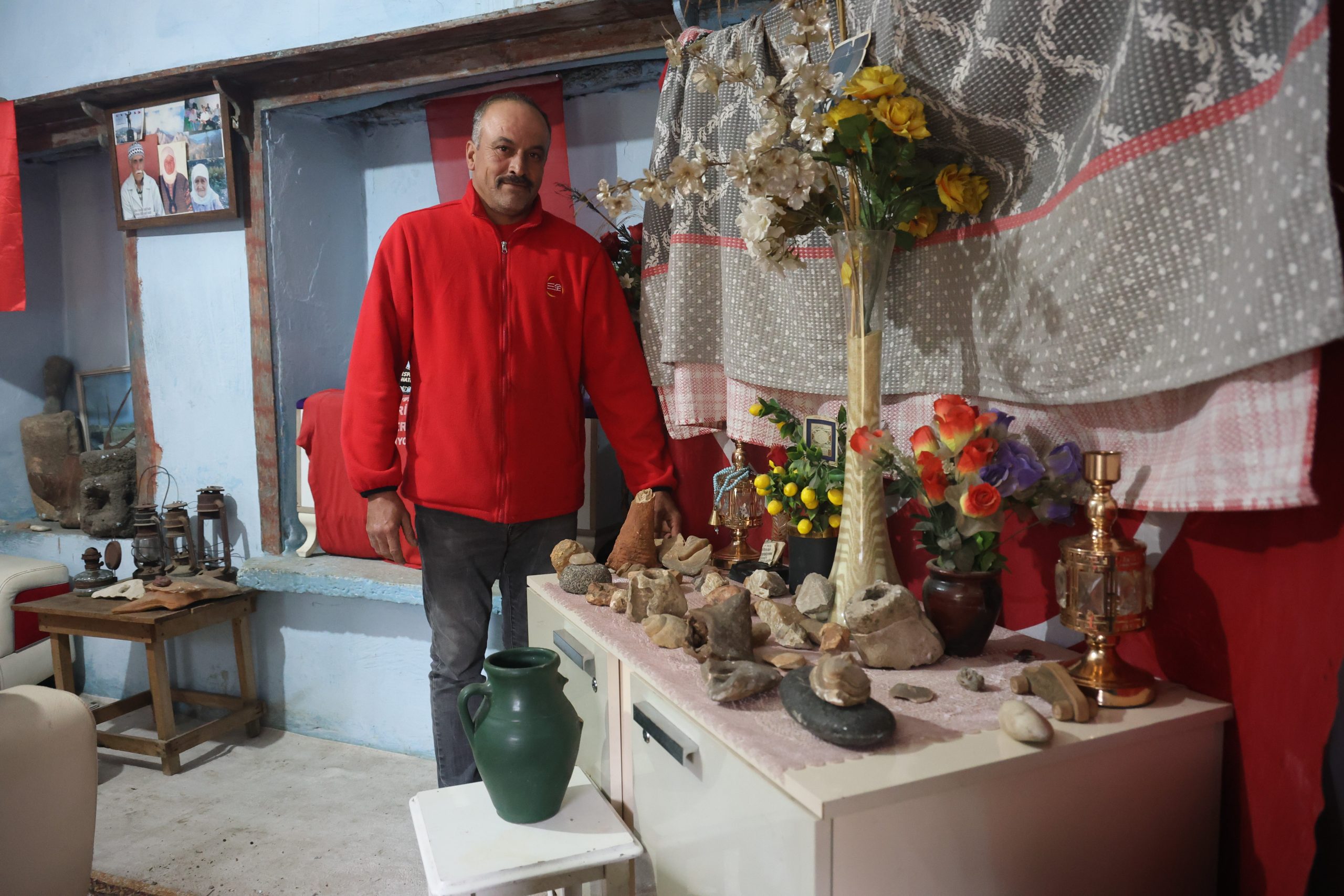 Hatay'ın Yayladağı ilçesinde çobanlık yapan Mehmet Kızgın, 8 yıldır dağlarda
