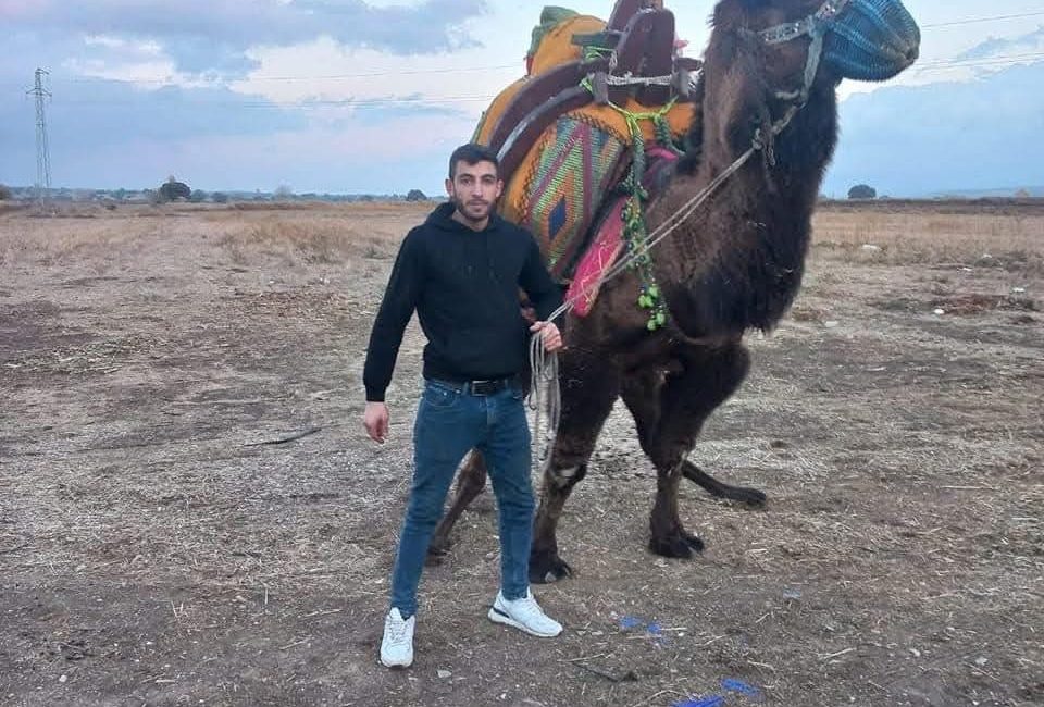 Çanakkale'nin Ezine ilçesinde deve güreşleri öncesinde eğlence yemeği düzenleyen devecilerden