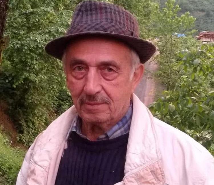 Yaşlı adamın cesedi yol kenarında bulundu Giresun'un Tirebolu ilçesinin Eymür köyünde karla mücadele çalışması yürüten İl