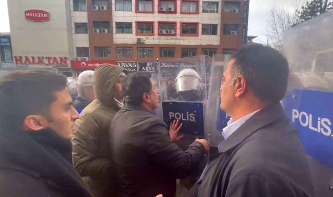 Van’da izinsiz yürüyüşte gerginlik: DEM Partili Mahmut Dindar polis kalkanını kırdı Van’da izinsiz yürüyüş düzenlemek isteyen DEM Parti üyelerine polis müdahale