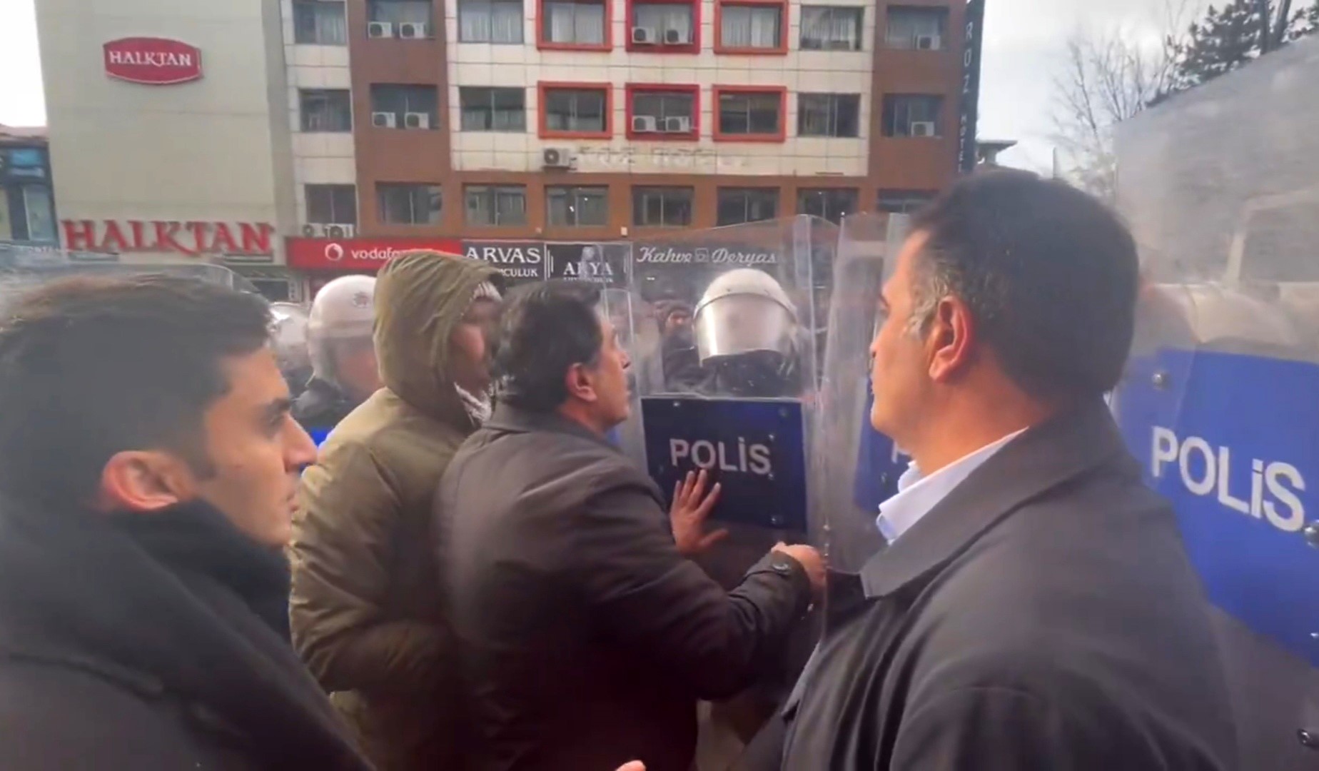 Van’da izinsiz yürüyüş düzenlemek isteyen DEM Parti üyelerine polis müdahale