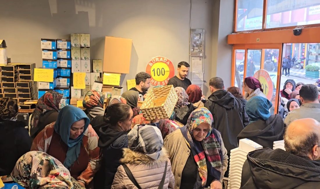 Bir ürün daha fazla alabilmek birbirleriyle yarıştılar Zonguldak’ın Alaplı ilçesinde bir mağazanın açılışında vatandaşlar 100 liraya satılan