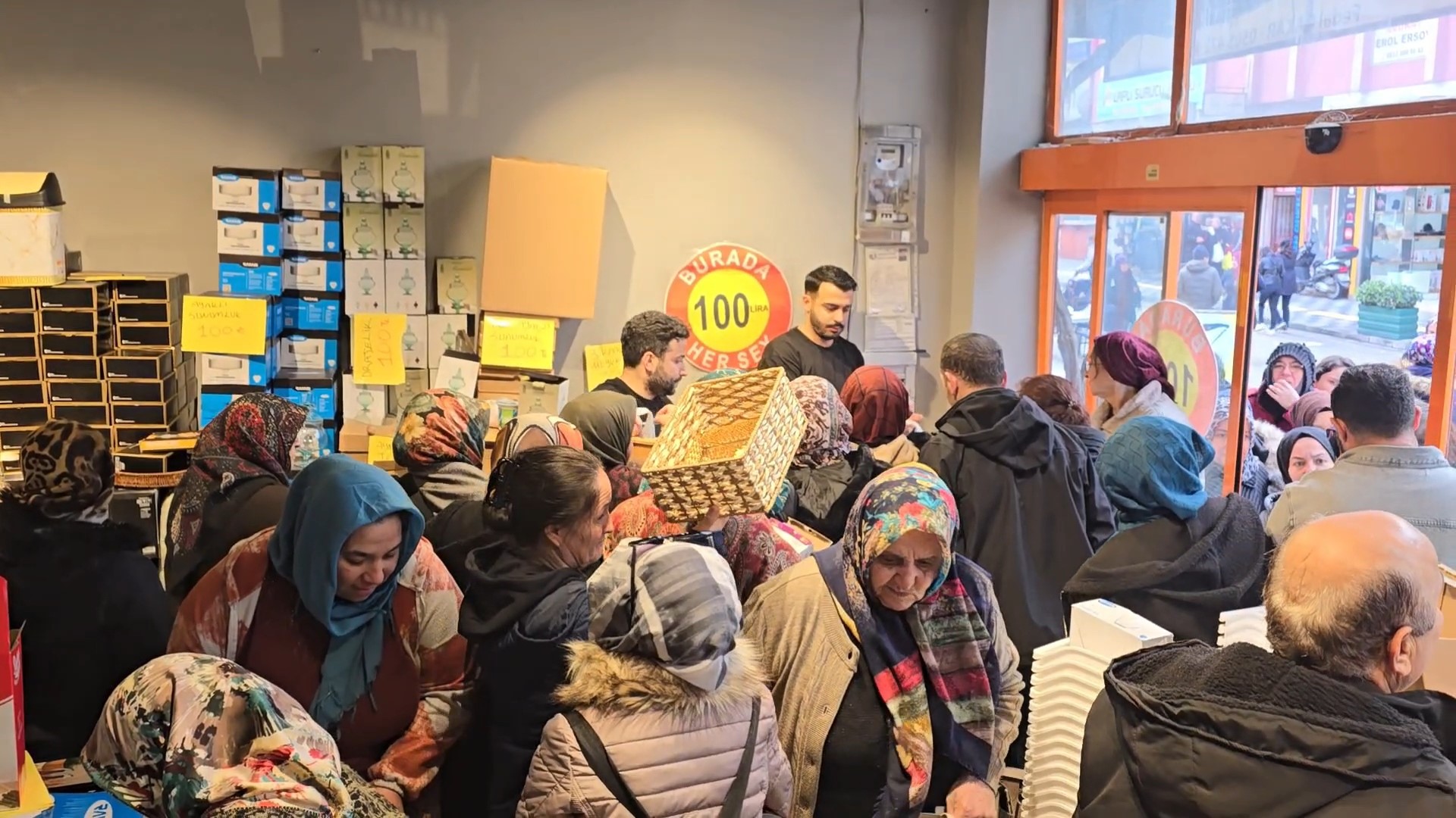 Zonguldak’ın Alaplı ilçesinde bir mağazanın açılışında vatandaşlar 100 liraya satılan