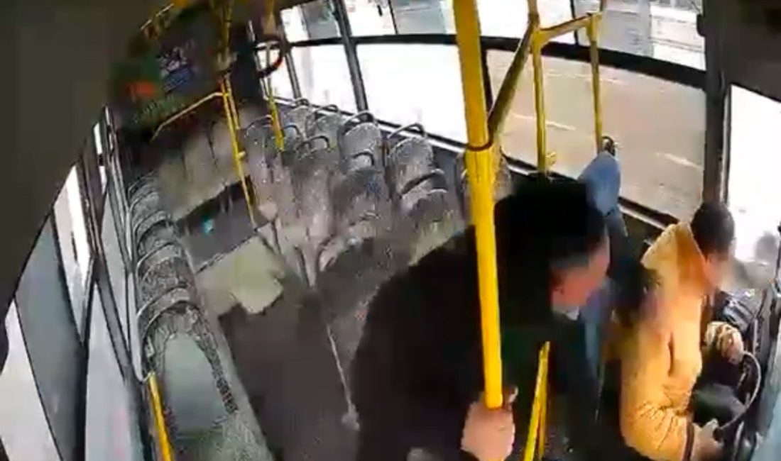 Halk otobüsünde korku dolu anlar: “Abi kendine gel” Kocaeli’de D-100 karayolunda şoförü bayılan özel halk otobüsü, önce bir