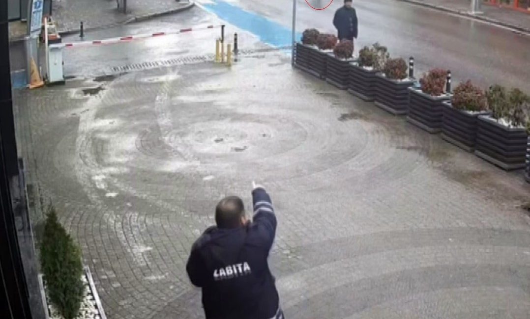 Dilencinin “Oscarlık” performansı zabıtayı görünce son buldu Sakarya’nın Karasu ilçesinde hasta ve sakat numarası yaparak koltuk değneğiyle