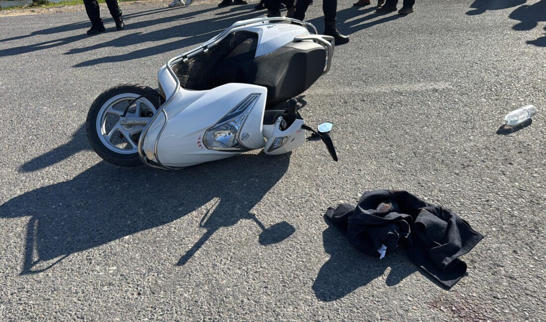Antalya'da aynı yönde seyir halinde olan otomobil ile iki motosikletin