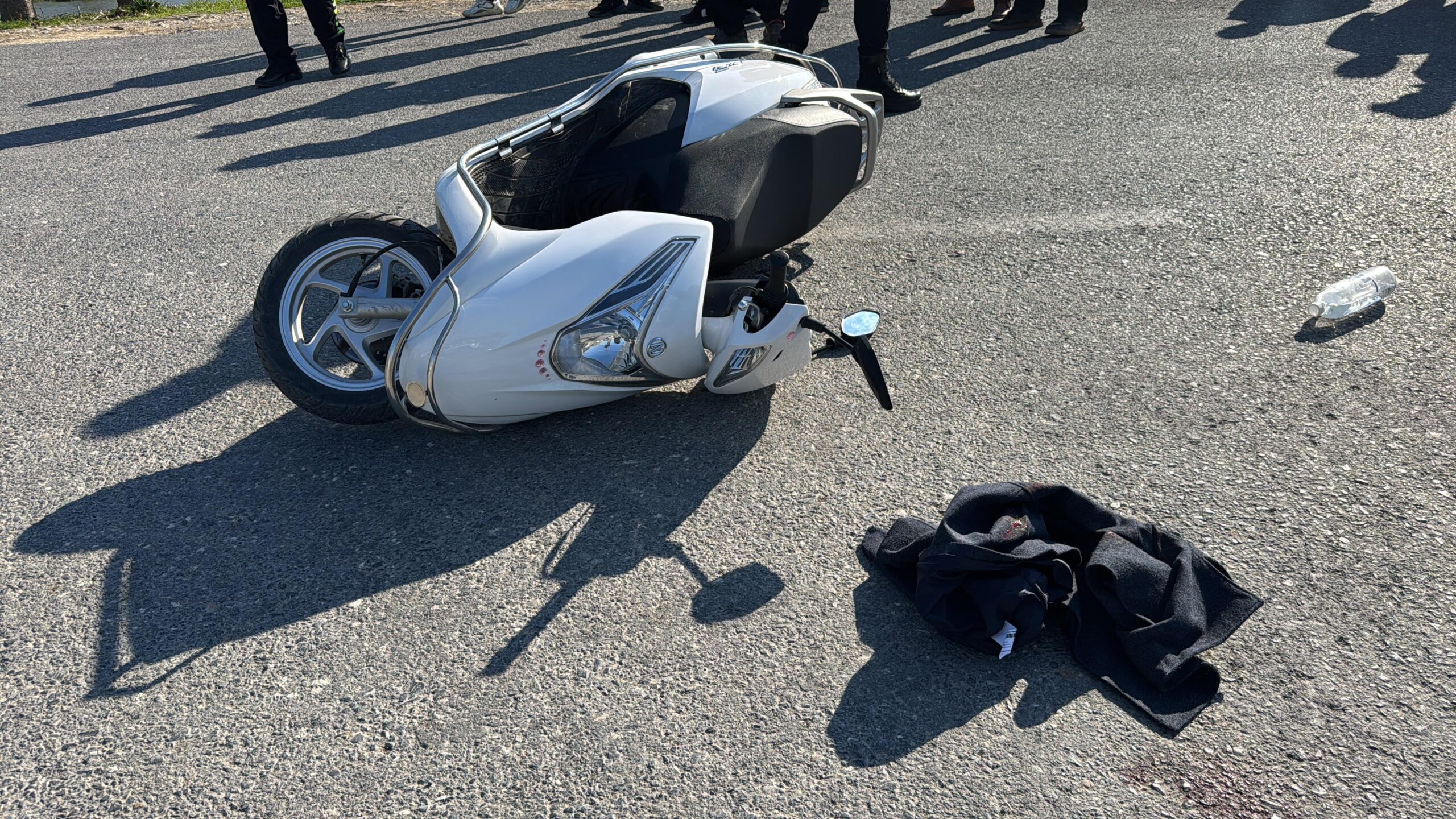 Antalya'da aynı yönde seyir halinde olan otomobil ile iki motosikletin