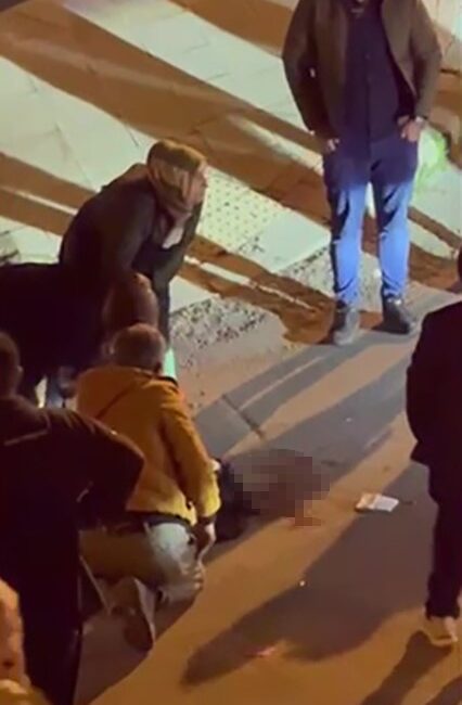 İstanbul'da eski eşini bıçaklayarak yaralayan Mustafa S. gözaltına alınırken, yaralı