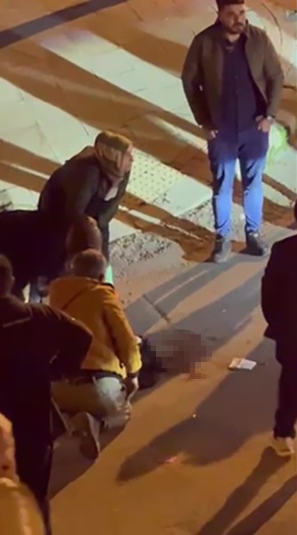 İstanbul'da eski eşini bıçaklayarak yaralayan Mustafa S. gözaltına alınırken, yaralı