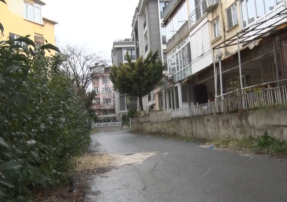 İstanbul Büyükçekmece’de dün sabaha karşı bekar evinde arkadaşlarıyla kalan 31
