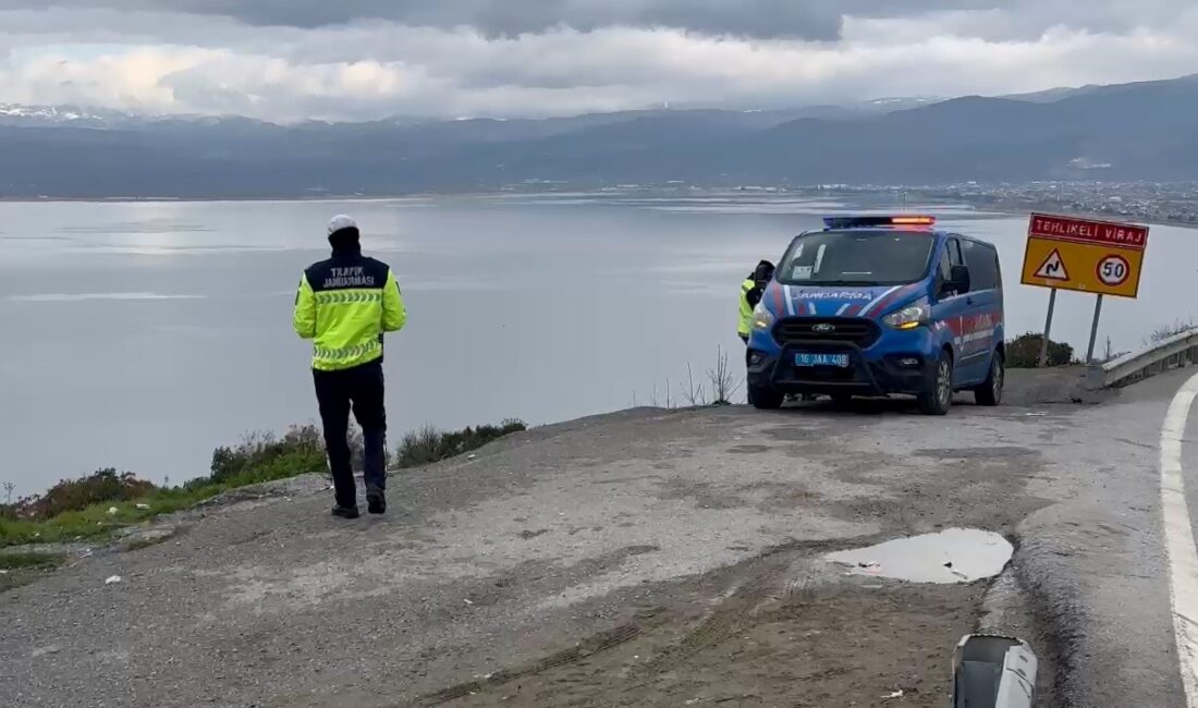 Metrelerce uçurumdan uçtu, burnu bile kanamadı! Bursa'nın İznik ilçesinde direksiyon hakimiyetini kaybedip otomobil ile tarlaya uçan