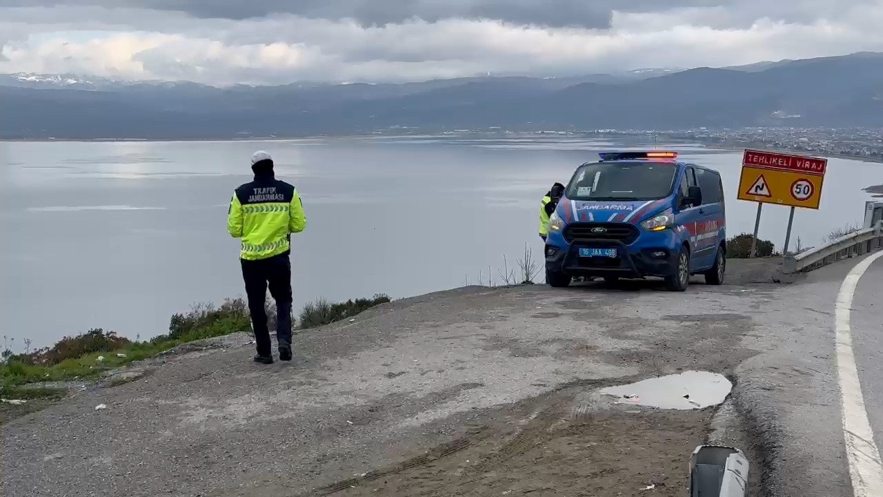 Bursa'nın İznik ilçesinde direksiyon hakimiyetini kaybedip otomobil ile tarlaya uçan